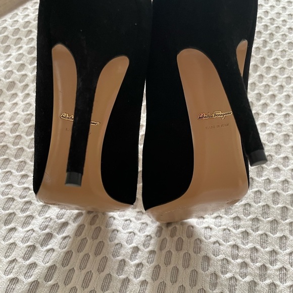 Salvatore Ferragamo Black Suede + Gold Chain Cap Tip Stilettos - 6.5 - Picture 4 of 9